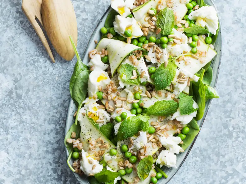 Gerstensalat mit Erbsen und Mozzarella