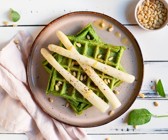 Spinatwaffeln mit Spargel-Topping