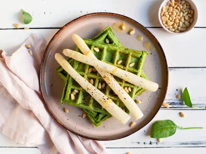 Spinatwaffeln mit Spargel-Topping