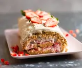 Erdbeer-Müsli-Biskuitrolle