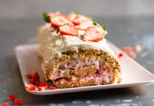 Erdbeer-Müsli-Biskuitrolle