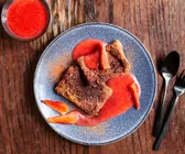 Schoko-Polenta-Schnitten mit Erdbeerpüree