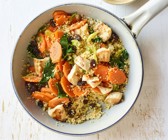 Geflügel-Couscous-Pfanne mit Spinat und Rosinen