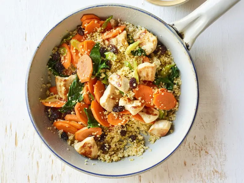 Geflügel-Couscous-Pfanne mit Spinat und Rosinen