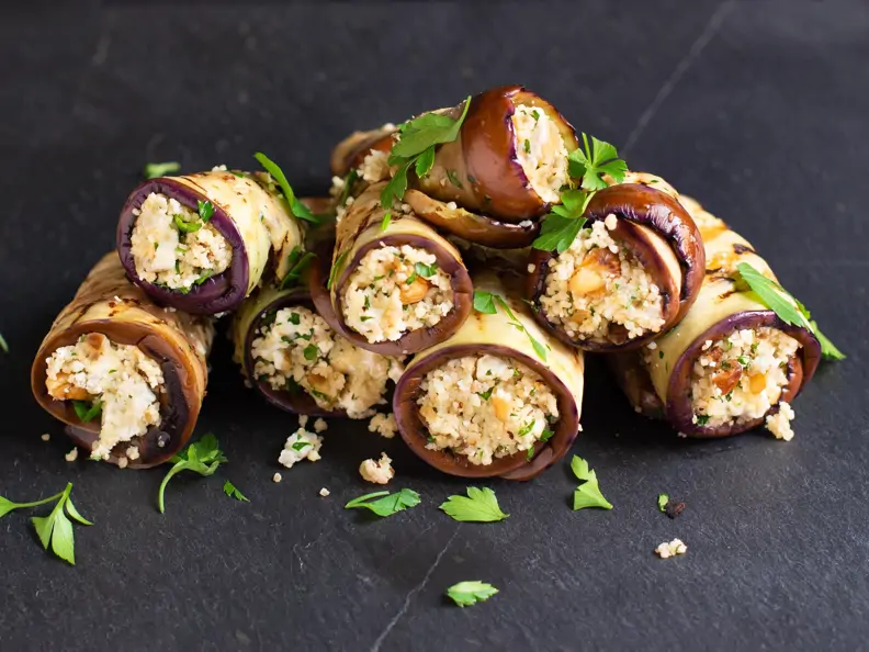 Gegrillte Auberginenröllchen mit Walnuss-Feta-Füllung