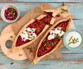 Pide mit Auberginen-Paprika-Füllung
