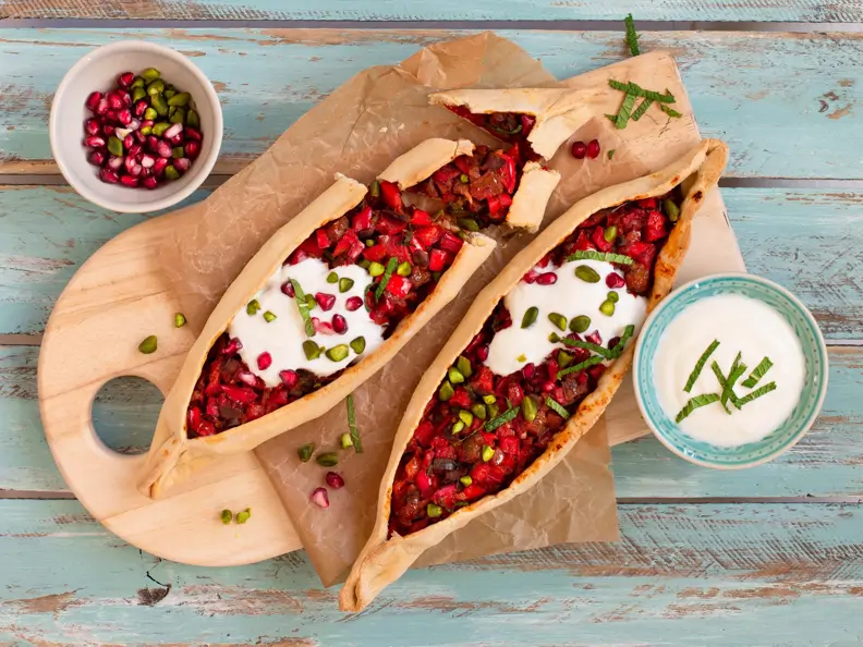 Pide mit Auberginen-Paprika-Füllung