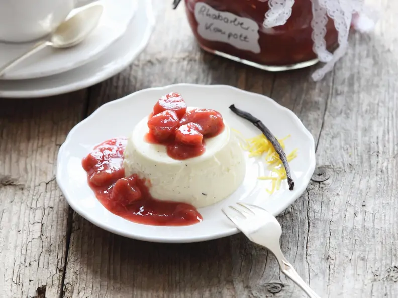 Joghurt-Pannacotta mit Rhabarberkompott