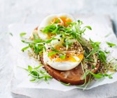 Süßkartoffel-Toast mit Cashew-Aufstrich und Ei