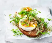 Süßkartoffel-Toast mit Cashew-Aufstrich und Ei