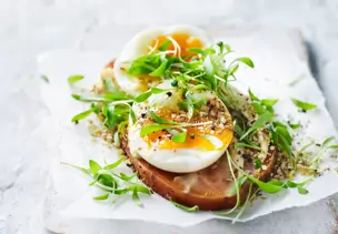 Süßkartoffel-Toast mit Cashew-Aufstrich und Ei