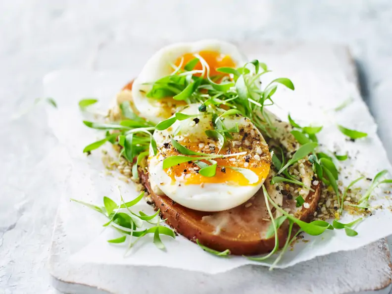 Süßkartoffel-Toast mit Cashew-Aufstrich und Ei