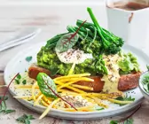 Roggenbrot mit Avocado und Brokkolini