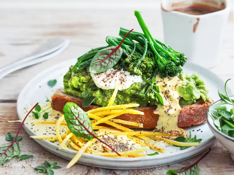 Roggenbrot mit Avocado und Brokkolini