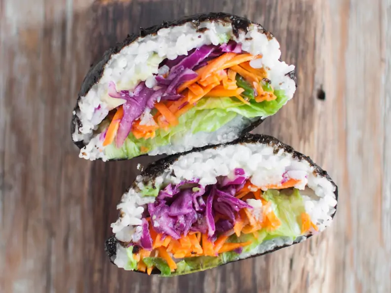 Sushi-Sandwich mit eingelegtem Gemüse