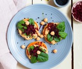 Süßkartoffel-Toast mit Hummus und Roter Bete