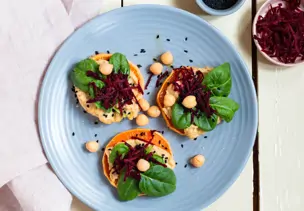 Süßkartoffel-Toast mit Hummus und Roter Bete