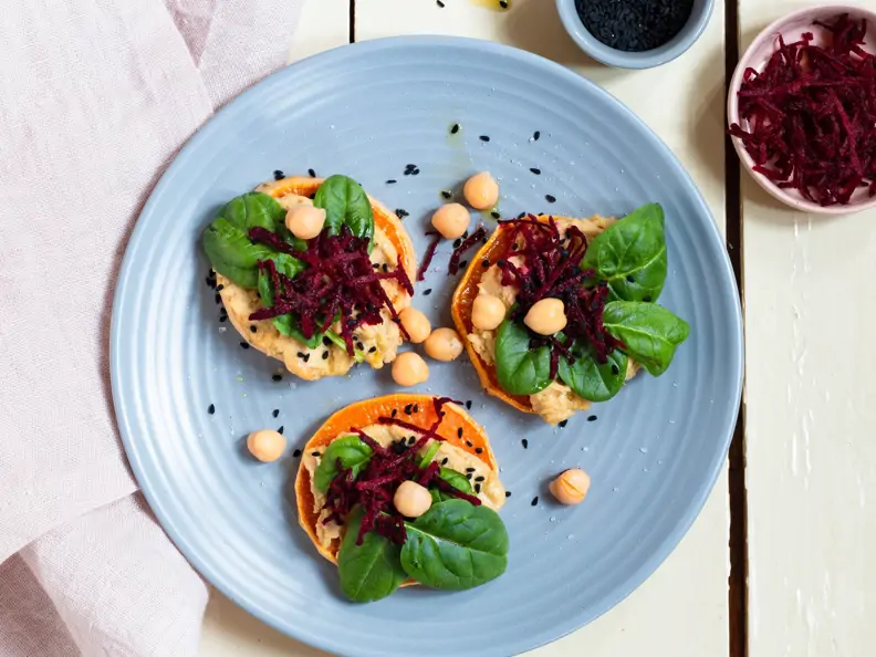 Süßkartoffel-Toast mit Hummus und Roter Bete
