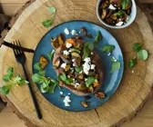 Gefüllte Süßkartoffel mit Aubergine und Feta
