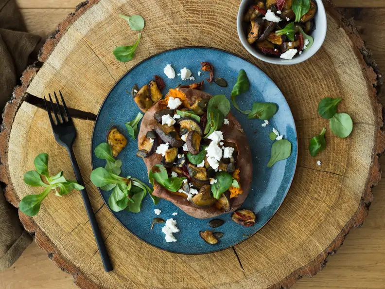 Gefüllte Süßkartoffel mit Aubergine und Feta