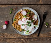 Herzhafte Waffeln mit Joghurt und Radieschen