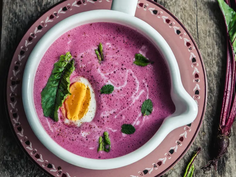 Kalte Rote-Bete-Suppe mit Ei