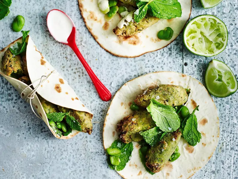 Falafel mit Tahini-Joghurt auf Tortillas