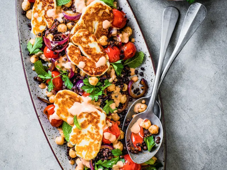 Linsen-Kichererbsen-Salat mit Halloumi
