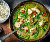 Grünes Fisch-Curry mit Reis