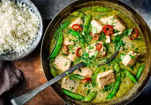 Grünes Fisch-Curry mit Reis
