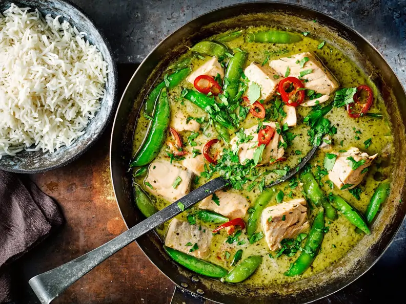 Grünes Fisch-Curry mit Reis