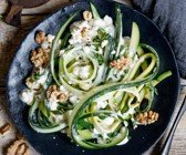 Gemüse-Tagliatelle mit Ziegenfrischkäsesauce