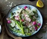 Frühlings-Risotto mit grünem Spargel und Radieschen