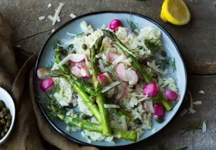 Frühlings-Risotto mit grünem Spargel und Radieschen