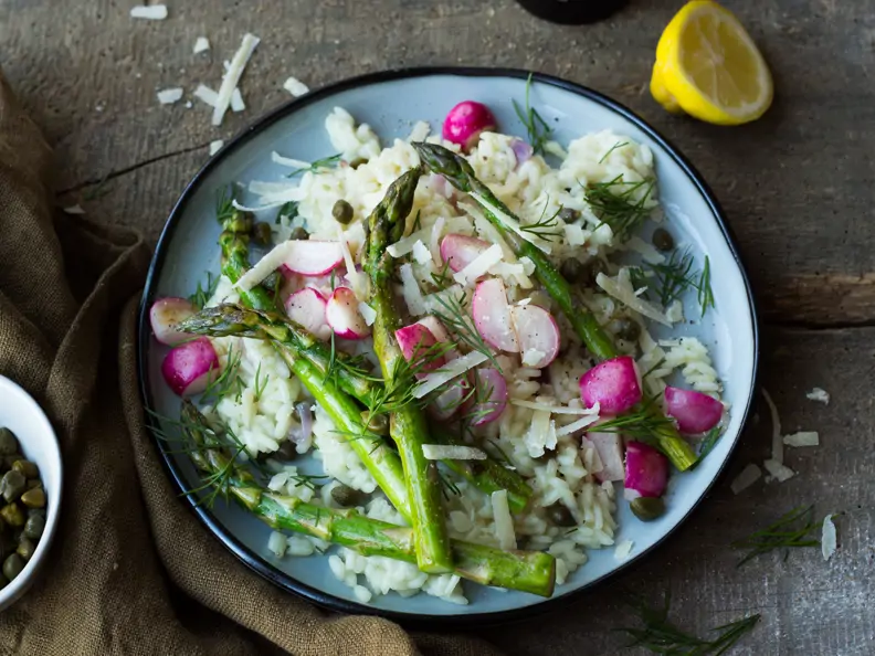 Frühlings-Risotto mit grünem Spargel und Radieschen