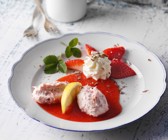 Rhabarber-Mousse mit Erdbeeren