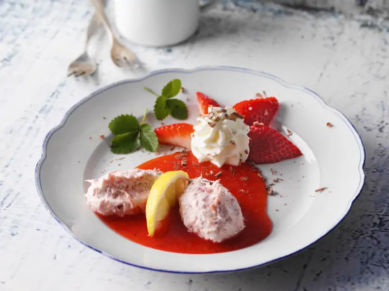 Rhabarber-Mousse mit Erdbeeren