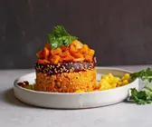 Türmchen aus Bulgur-Paprika-Salat und Roter Bete