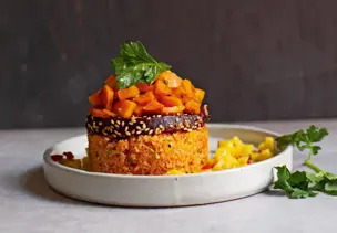 Türmchen aus Bulgur-Paprika-Salat und Roter Bete