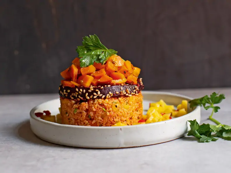 Türmchen aus Bulgur-Paprika-Salat und Roter Bete