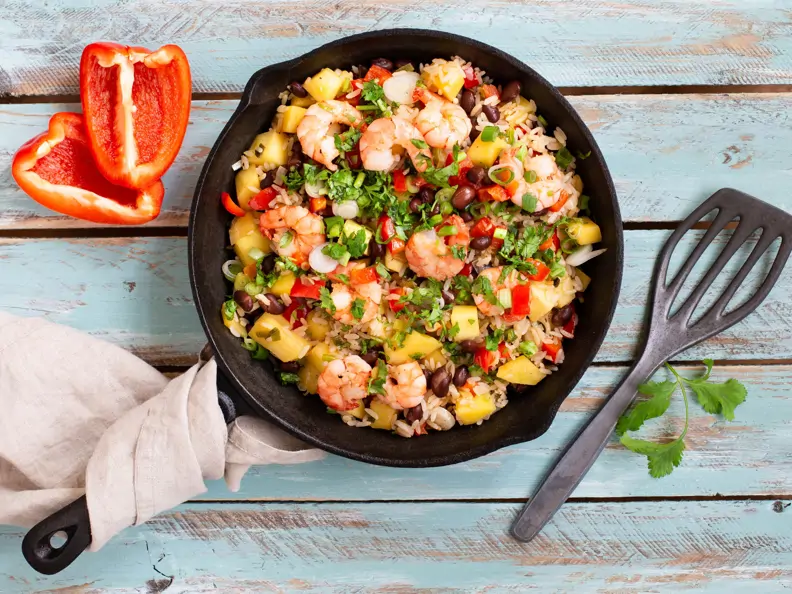 Garnelen-Reis-Pfanne mit Mango, Bohnen und Paprika