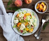 Reis-Fenchel-Salat mit Burrata, gebratenen Pfirsichen und frischen Kräutern