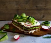 Brottorte mit Gurke und Radieschen