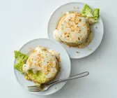 Romanesco-Flans mit Käse-Honig-Sauce und Haselnüssen