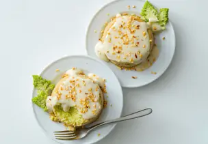 Romanesco-Flans mit Käse-Honig-Sauce und Haselnüssen