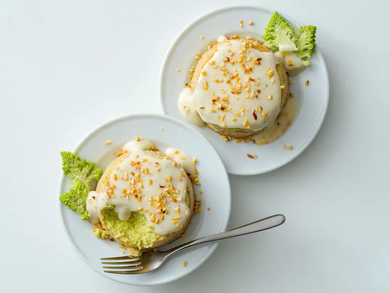 Romanesco-Flans mit Käse-Honig-Sauce und Haselnüssen