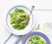 Zucchini-Erbsen-Salat mit Artischocken und Pistazien-Pesto