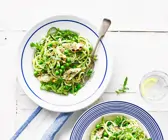 Zucchini-Erbsen-Salat mit Artischocken und Pistazien-Pesto
