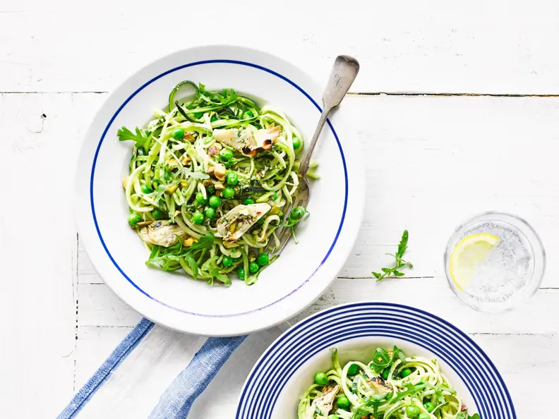 Zucchini-Erbsen-Salat mit Artischocken und Pistazien-Pesto