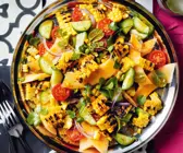 Salat mit gebratenem Mais, Melone und Gurke